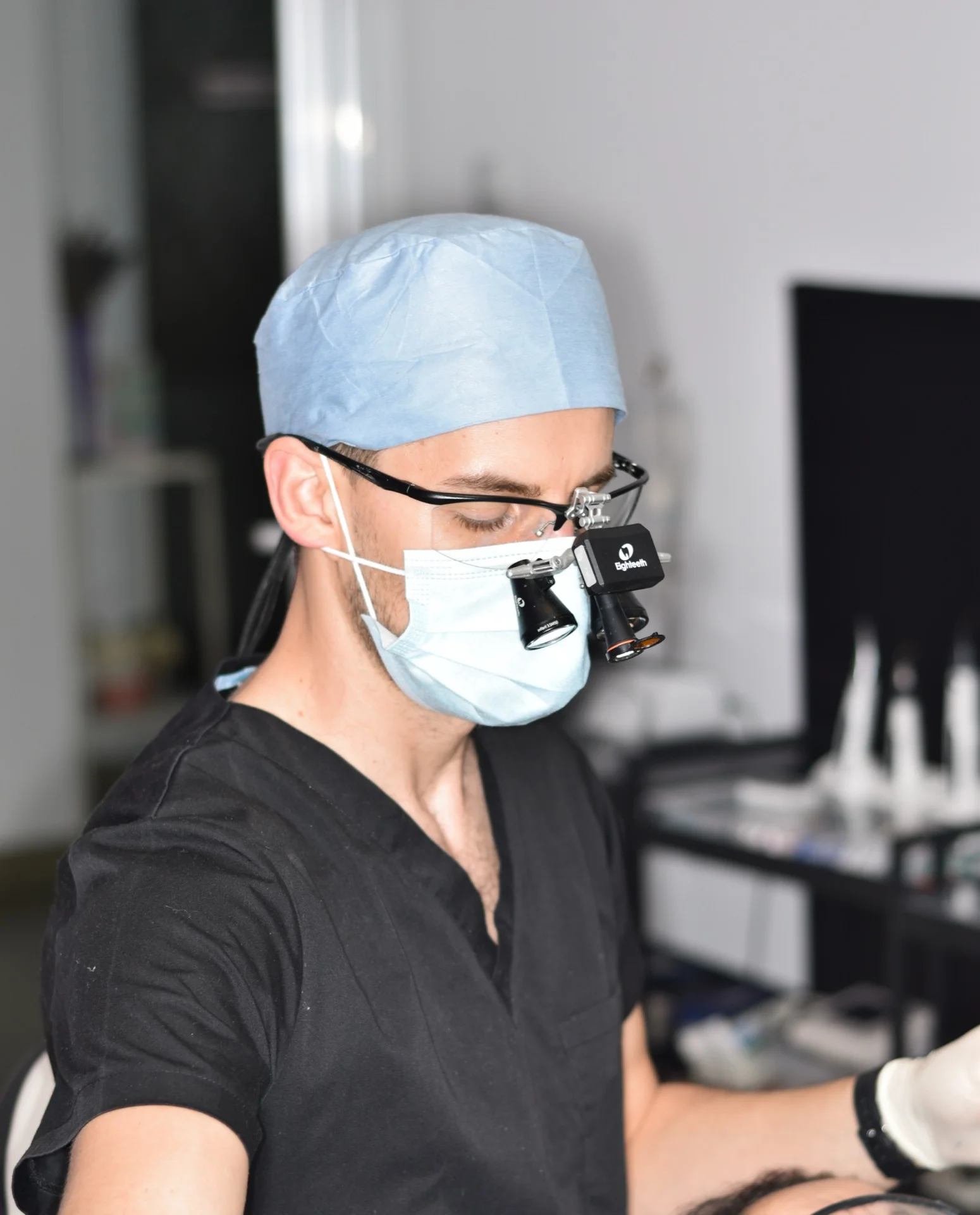 Dr. Moga Cătălin cu lupe stomatologice - dentist Lugoj
